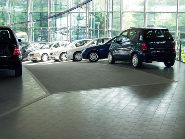 Roben-Mercedes-Showroom