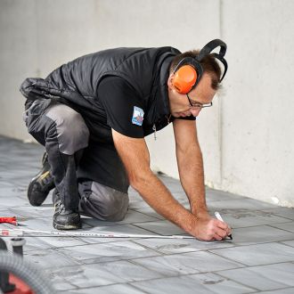 Handwerker markiert den Rüttelbelag