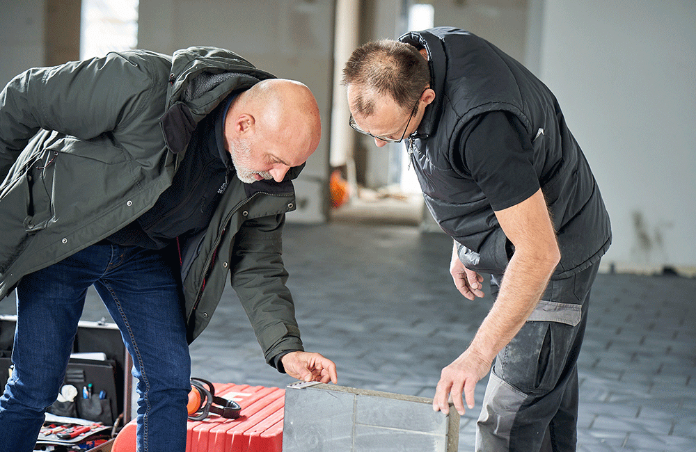 Rüttelbelagplatte wird ausgemessen